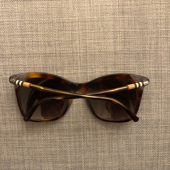 Burberry sunglasses - Picture 3 of 6